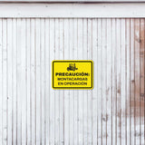 Classic Framed Plus Precaución: Montacargas en Operación — Wall or Door Sign | Spanish construction & safety - Sign