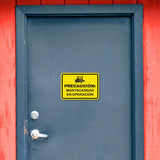 Classic Framed Plus Precaución: Montacargas en Operación — Wall or Door Sign | Spanish construction & safety - Sign