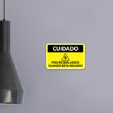 Classic Framed Plus Cuidado: Piso Resbaladizo cuando esta mojado Door or Wall Sign | Business Warning Signage