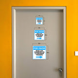 Square Plus Por Favor Dejar Los Paquetes En La Entrada Trasera Right Arrow Wall or Door Sign | Spanish | Health & Safety Warehouse Business Signage